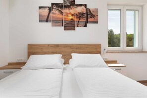 4 bedrooms, travel crib, free WiFi, bed sheets