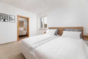 4 bedrooms, travel cot, free WiFi, bed sheets