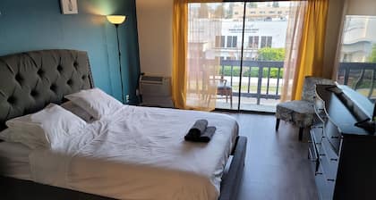 Chic Queen Bed Unit with WiFi, AC in enchanting Beverly Hills