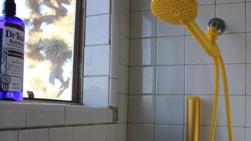 SĂšche-cheveux, serviettes fournies, savon, papier toilette