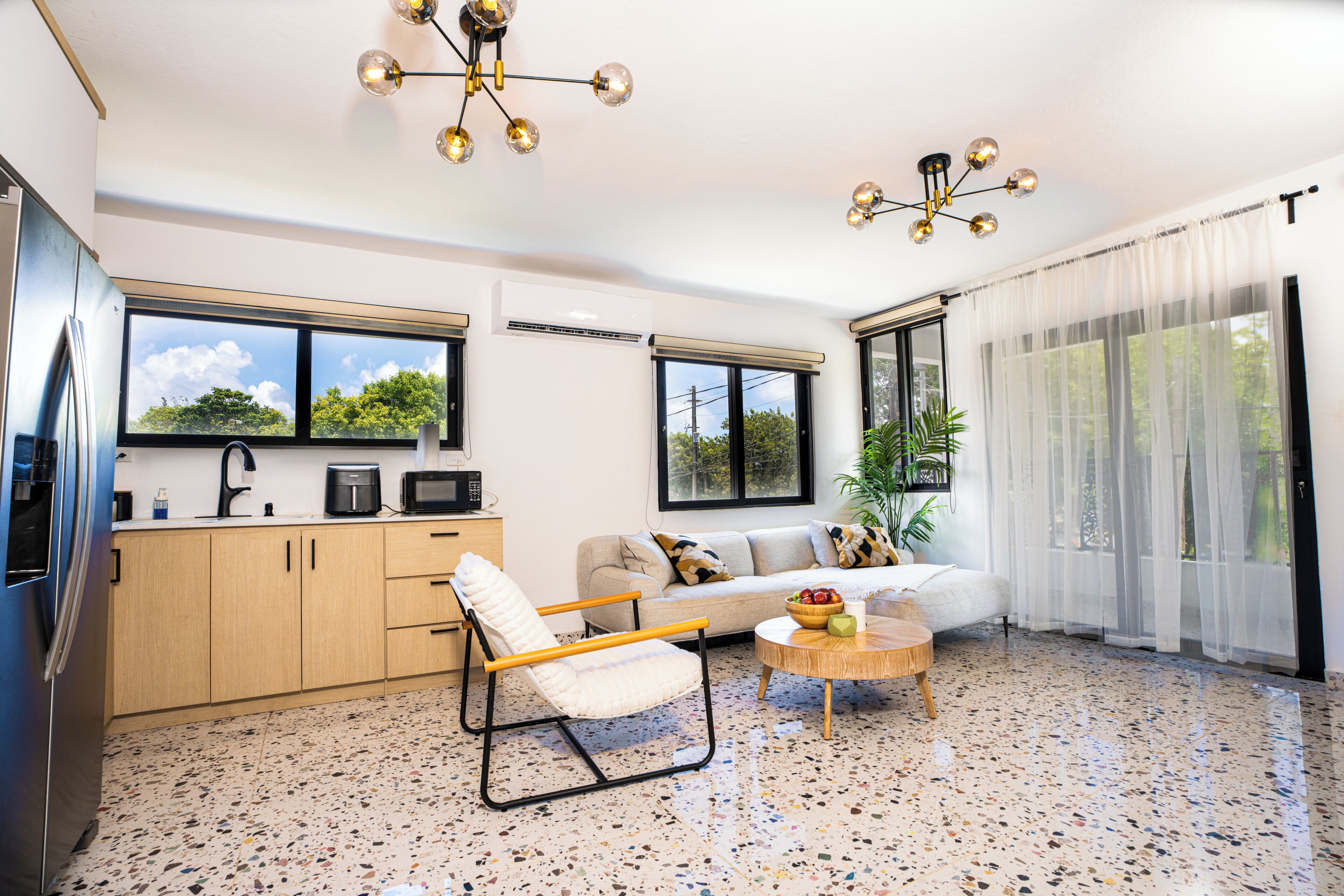 Appartement Luxe, vue mer | Coin séjour | TV connectée de 45 pouces avec chaînes par satellite, Netflix