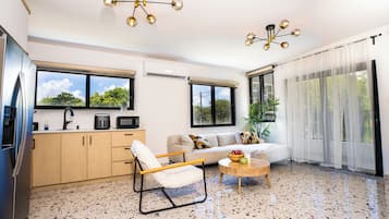 Luxury-Apartment, Meerblick | Wohnbereich | 45-Zoll-Smart-TV mit Satellitenempfang, Netflix, Streaming-Dienste