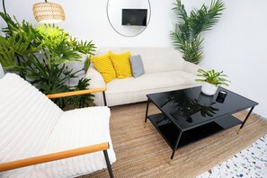 Luxury Apartment, Kitchenette, Beachside | Living area