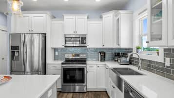 House, 5 Bedrooms, Private Pool, Partial Sea View | Private kitchen | Full-sized fridge, microwave, oven, stovetop