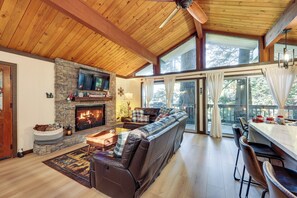 TV, fireplace - Modern Lake Arrowhead Retreat: 3 Mi to Village (Lake Arrowhead)