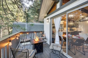 Outdoor dining - Modern Lake Arrowhead Retreat: 3 Mi to Village (Lake Arrowhead)