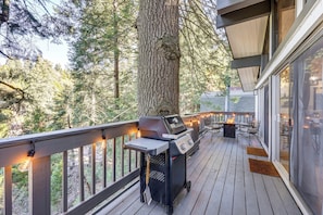 Outdoor dining - Modern Lake Arrowhead Retreat: 3 Mi to Village (Lake Arrowhead)