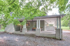 Terrace/patio - Great for Groups: Family Creekside Home in Loretto (Loretto)