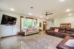 TV - Great for Groups: Family Creekside Home in Loretto (Loretto)