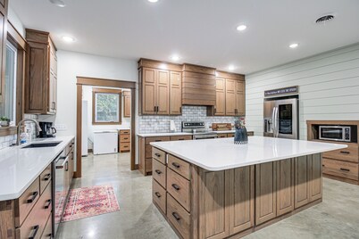 Great for Groups: Family Creekside Home in Loretto