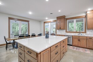 Fridge, microwave, stovetop, dishwasher - Great for Groups: Family Creekside Home in Loretto (Loretto)