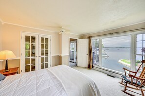 3 bedrooms, desk, iron/ironing board, travel crib