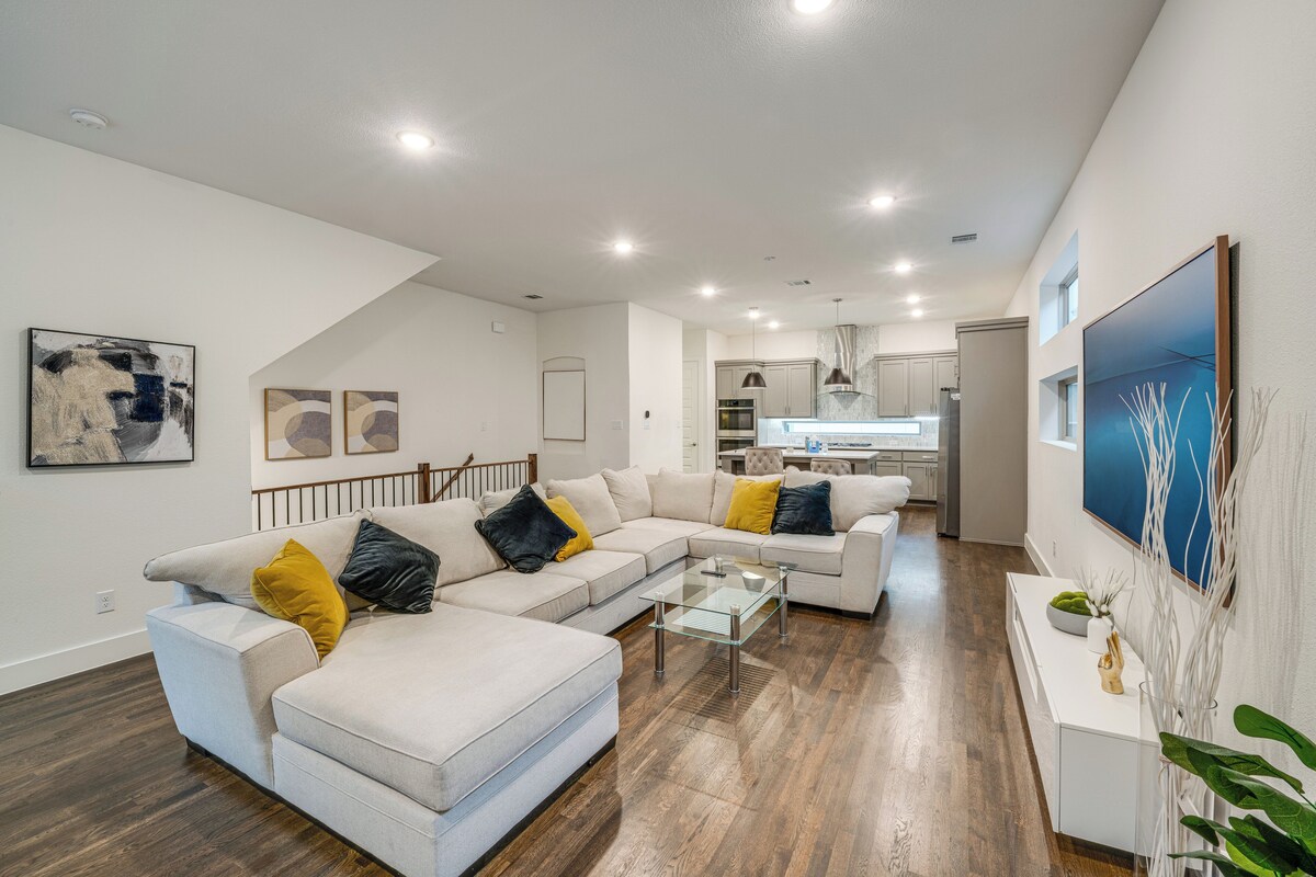 10 Mi to Dtwn Dallas: Sleek Retreat w/ Balcony