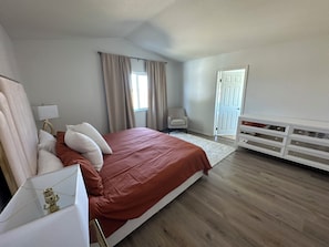 4 多间卧室、熨斗/熨衣板、WiFi、床单