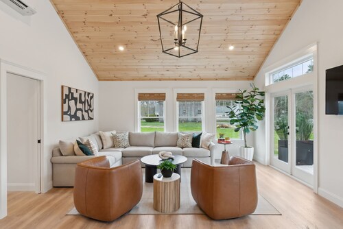 Charming Newly Built Bungalow with Outdoor TV, Fire Pit, Shower & more!