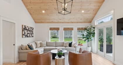 Charming Newly Built Bungalow with Outdoor TV, Fire Pit, Shower & more!