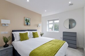 2 habitaciones, tabla de planchar con plancha, wifi y ropa de cama