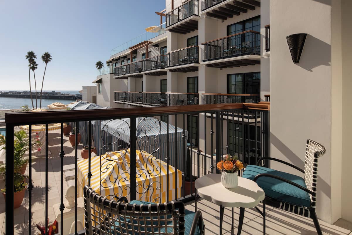 Hypo-allergenic bedding, in-room safe, blackout curtains