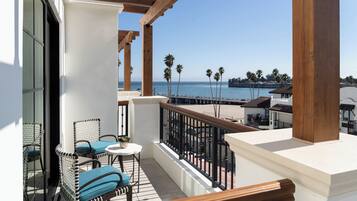 Deluxe Room, 1 King Bed, Balcony, Partial Ocean View