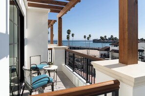 Deluxe Room, 1 King Bed, Balcony, Partial Ocean View