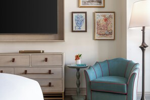 خزنة داخل الغرفة وستا�ئر تعتيم ومكواة/لوح كي وواي فاي مجانًا