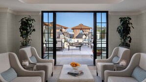 Un interior moderno con vista a un patio exterior.