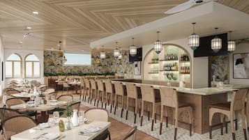 Un restaurante con techos altos de madera, una zona de bar con estanterías llenas de botellas y un comedor con mesas y sillas.