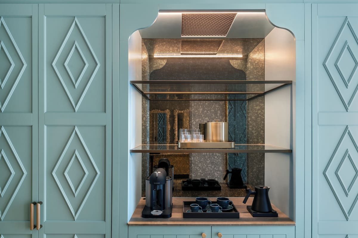 Hypo-allergenic bedding, in-room safe, blackout curtains