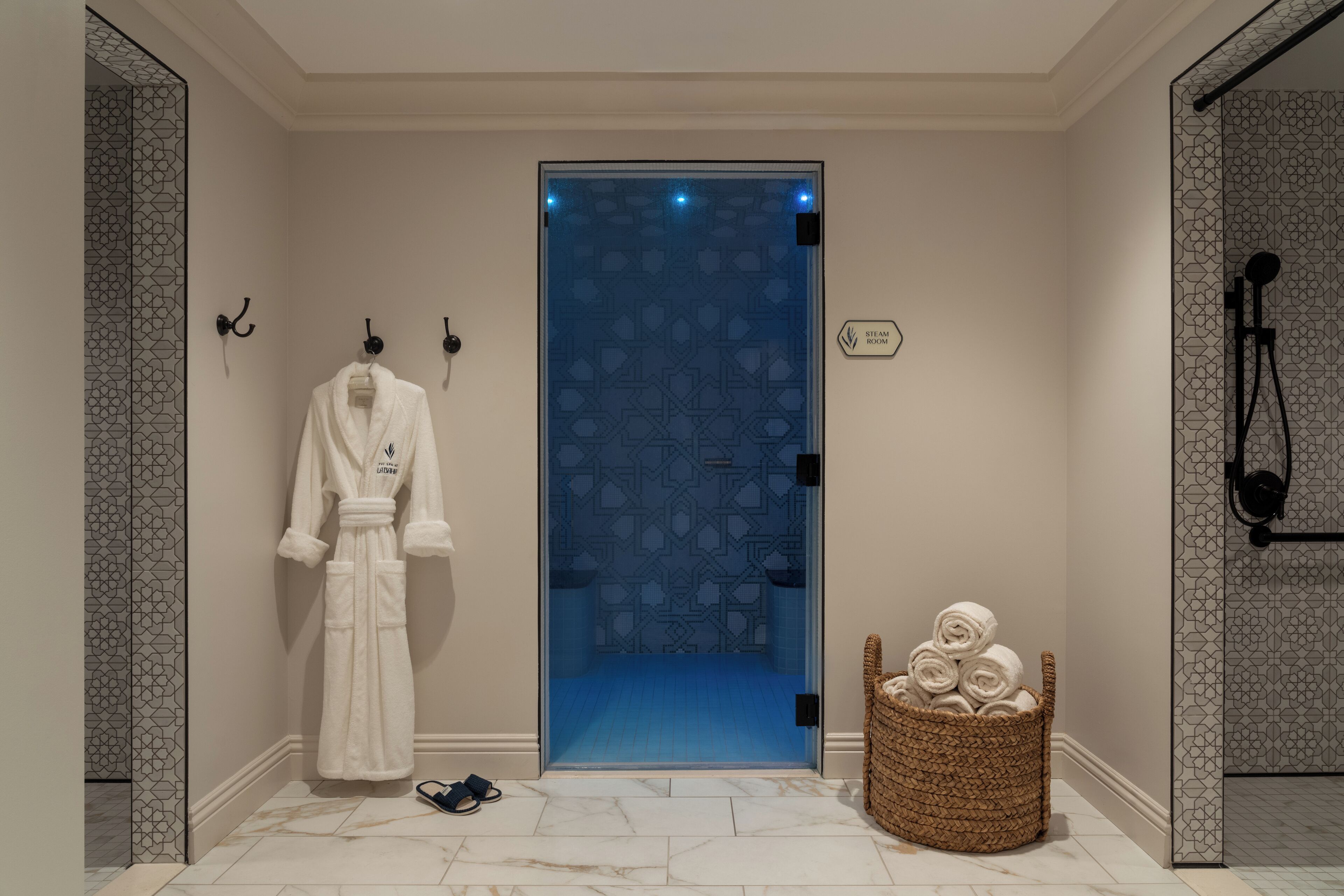 Behandelingskamers voor koppels, een sauna, een stoombad