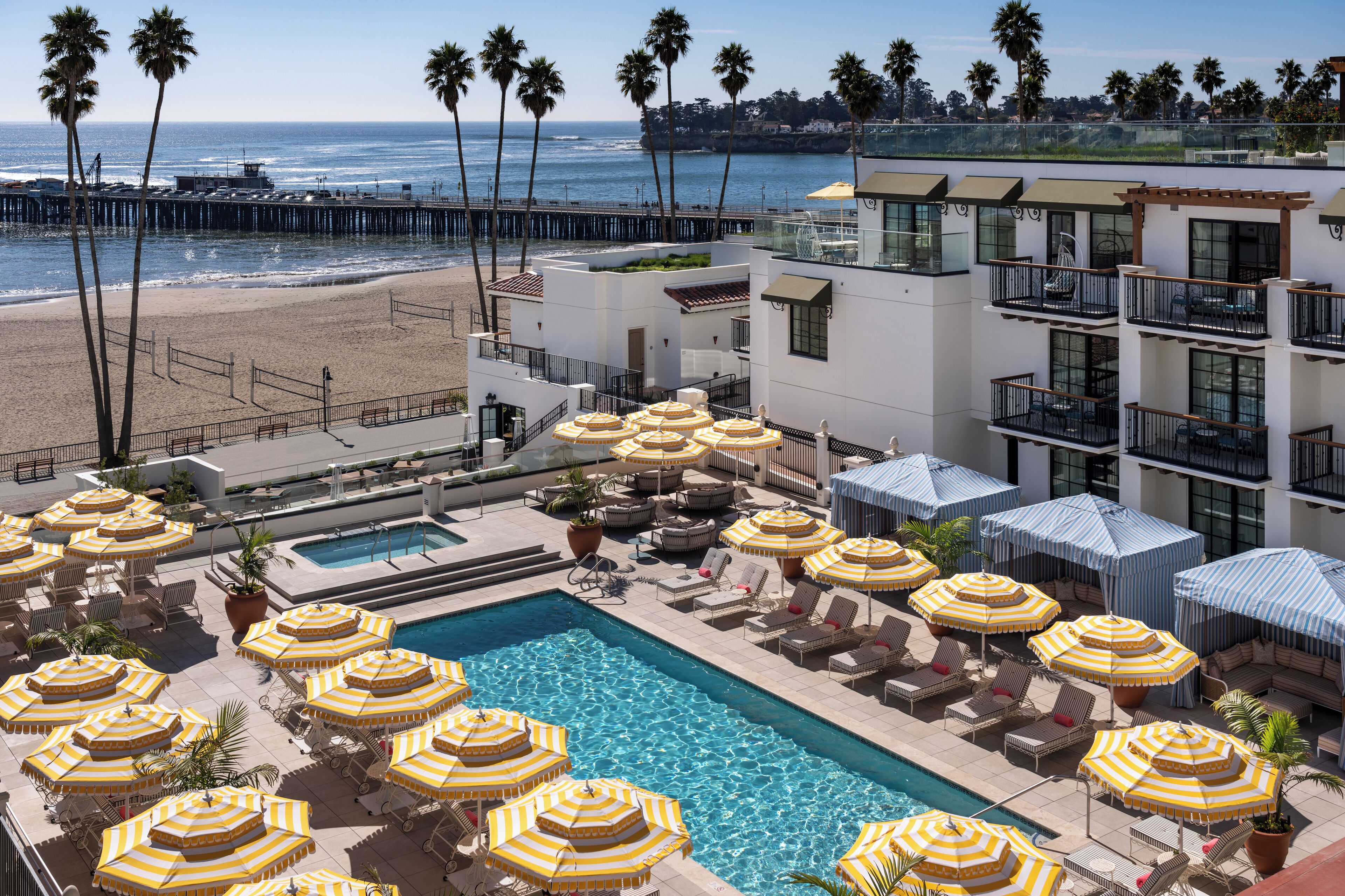 Piscina externa, funciona das 9h às 18h, barracas, guarda-sóis