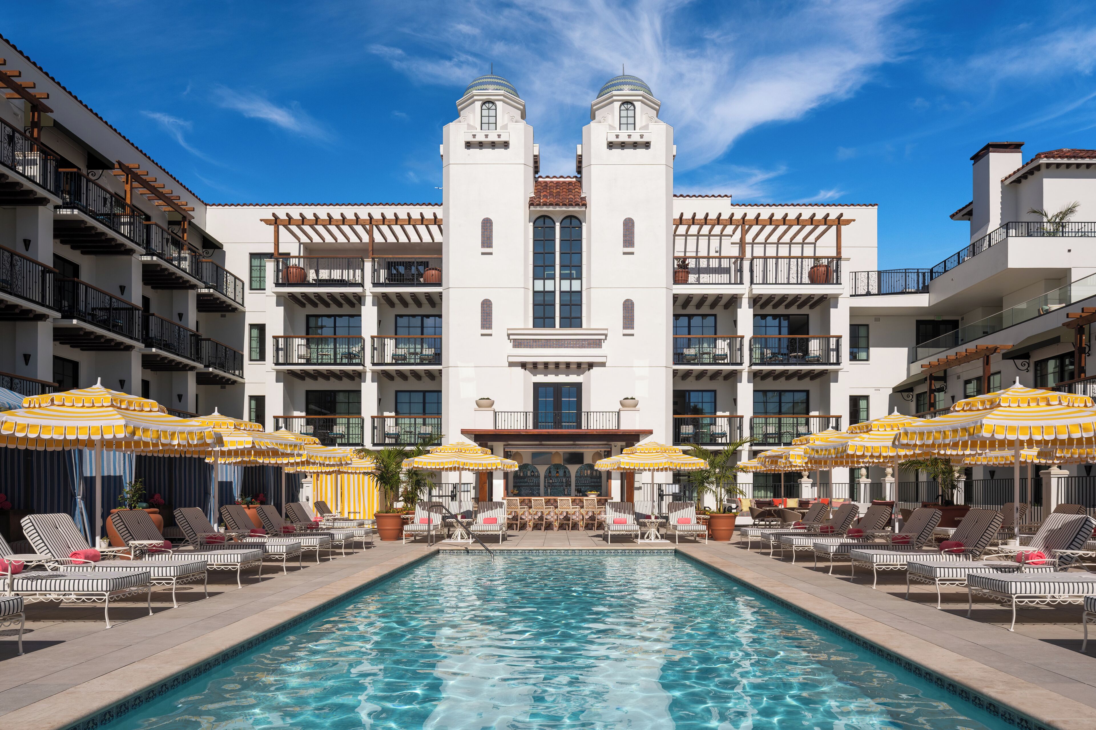 Hồ bơi ngoài trời, mở cửa từ 9:00 đến 18:00, lều (phụ phí) 