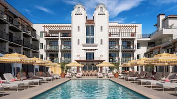 สระว่ายน้ำกลางแจ้ง เปิด 9:00 น. ถึง 18:00 น., คาบาน่า (คิดค่าบริการ)