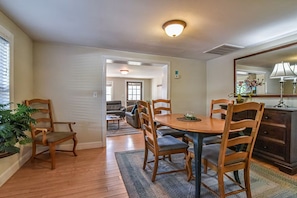 Dining - Delightful 2-bedroom Cottage in Hot Springs (Hot Springs)