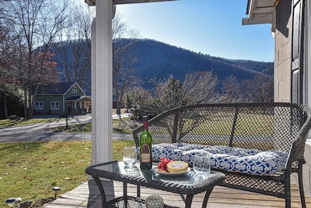 Outdoor dining. Delightful 2-bedroom Cottage in Hot Springs