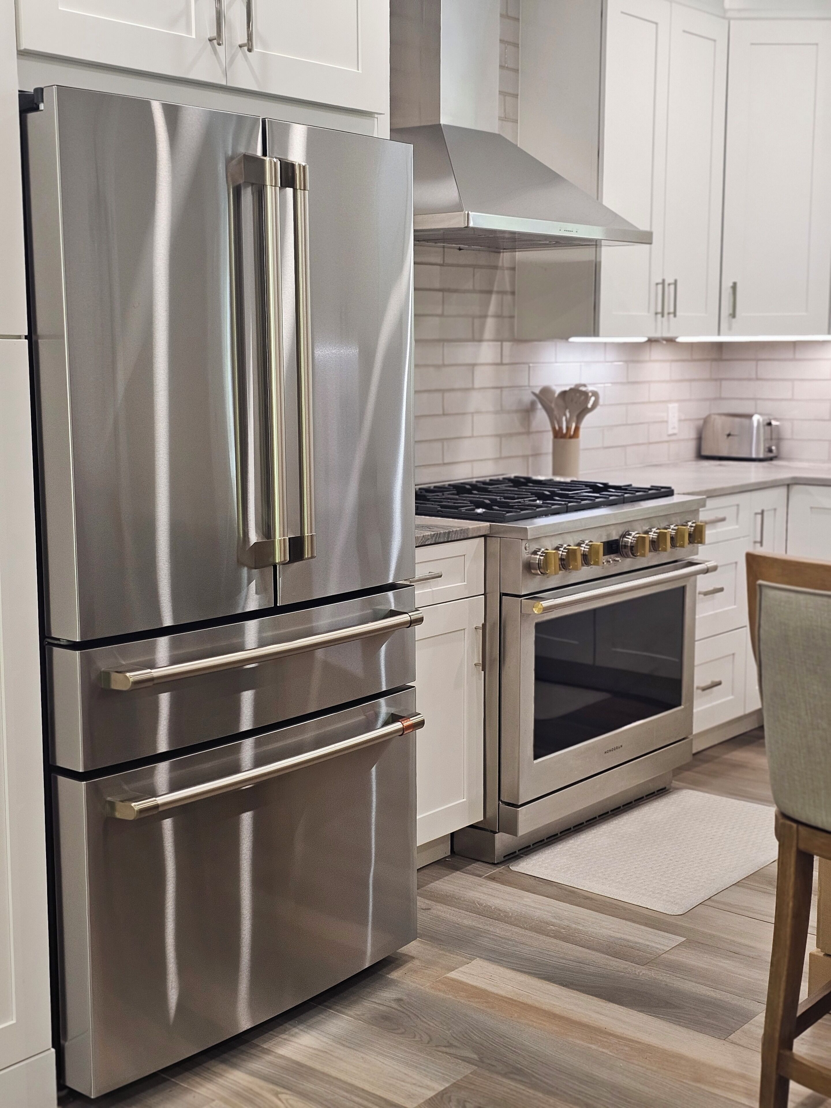 冷蔵庫、電子レンジ、オーブン、コンロ