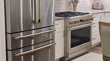 Kühlschrank, Mikrowelle, Ofen, Herdplatte