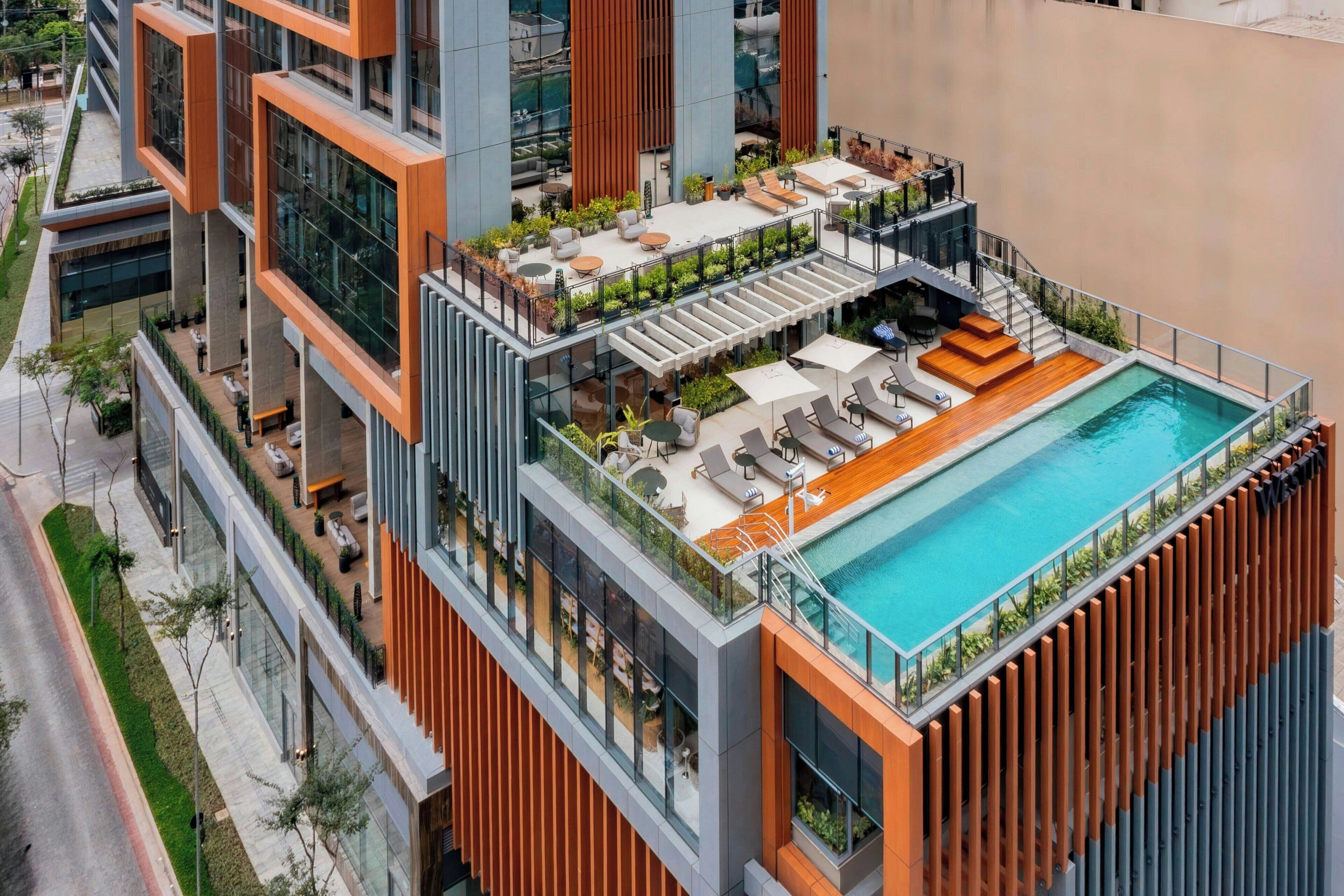 Piscine extérieure, chaises longues