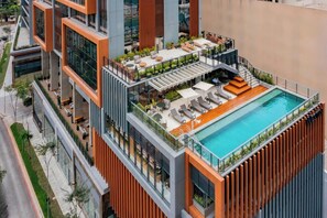 Piscine extérieure, chaises longues