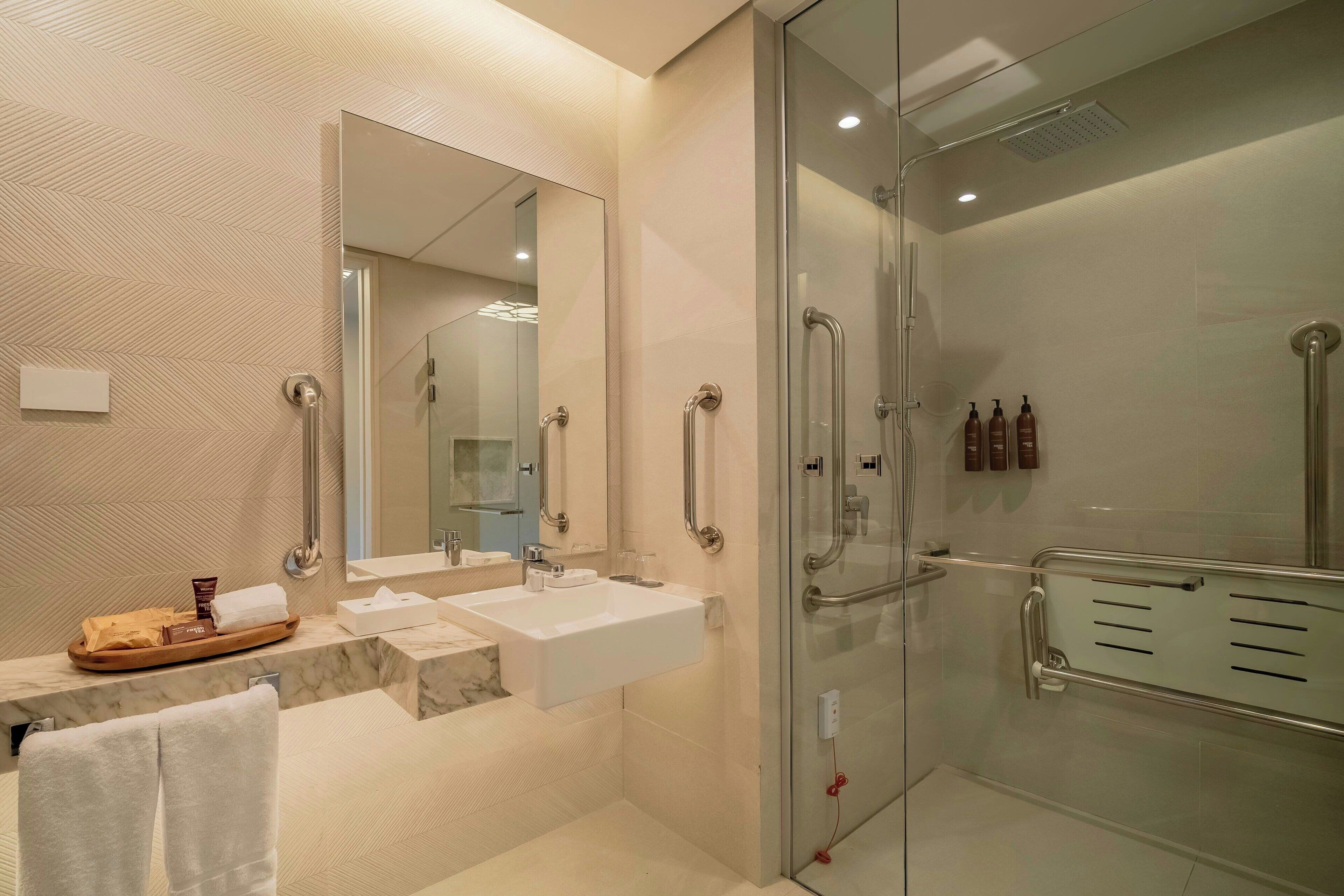 Deluxe Room, 1 Double Bed | Bathroom | Towels