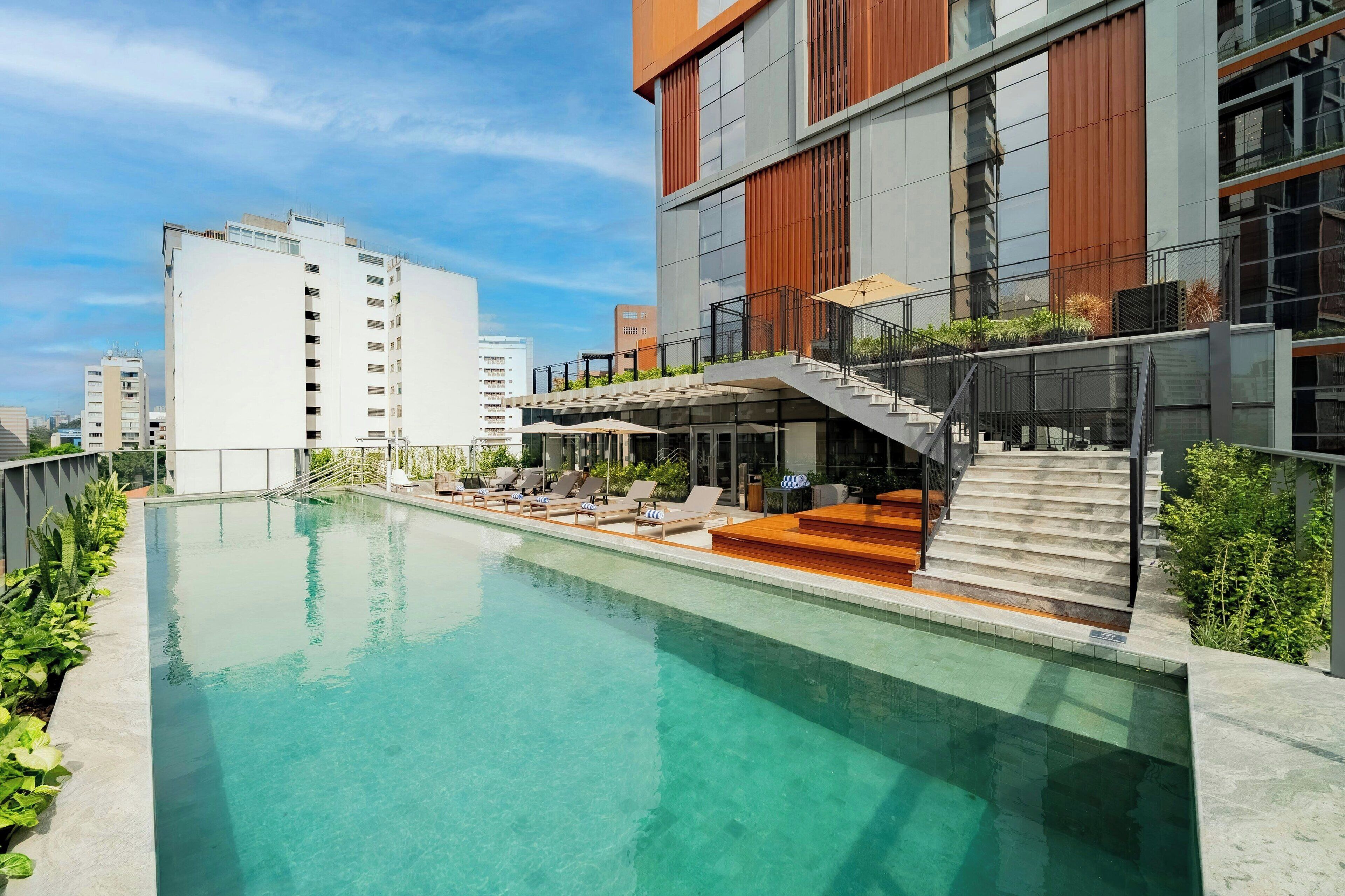 Piscina externa, espreguiçadeiras