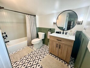 Shower, hair dryer - Renovated 2b/1b Cottage - 2 mi to Casino (Danville)