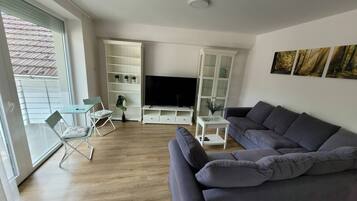 Apartment, 2 Bedrooms, Smoking, Balcony | Living room