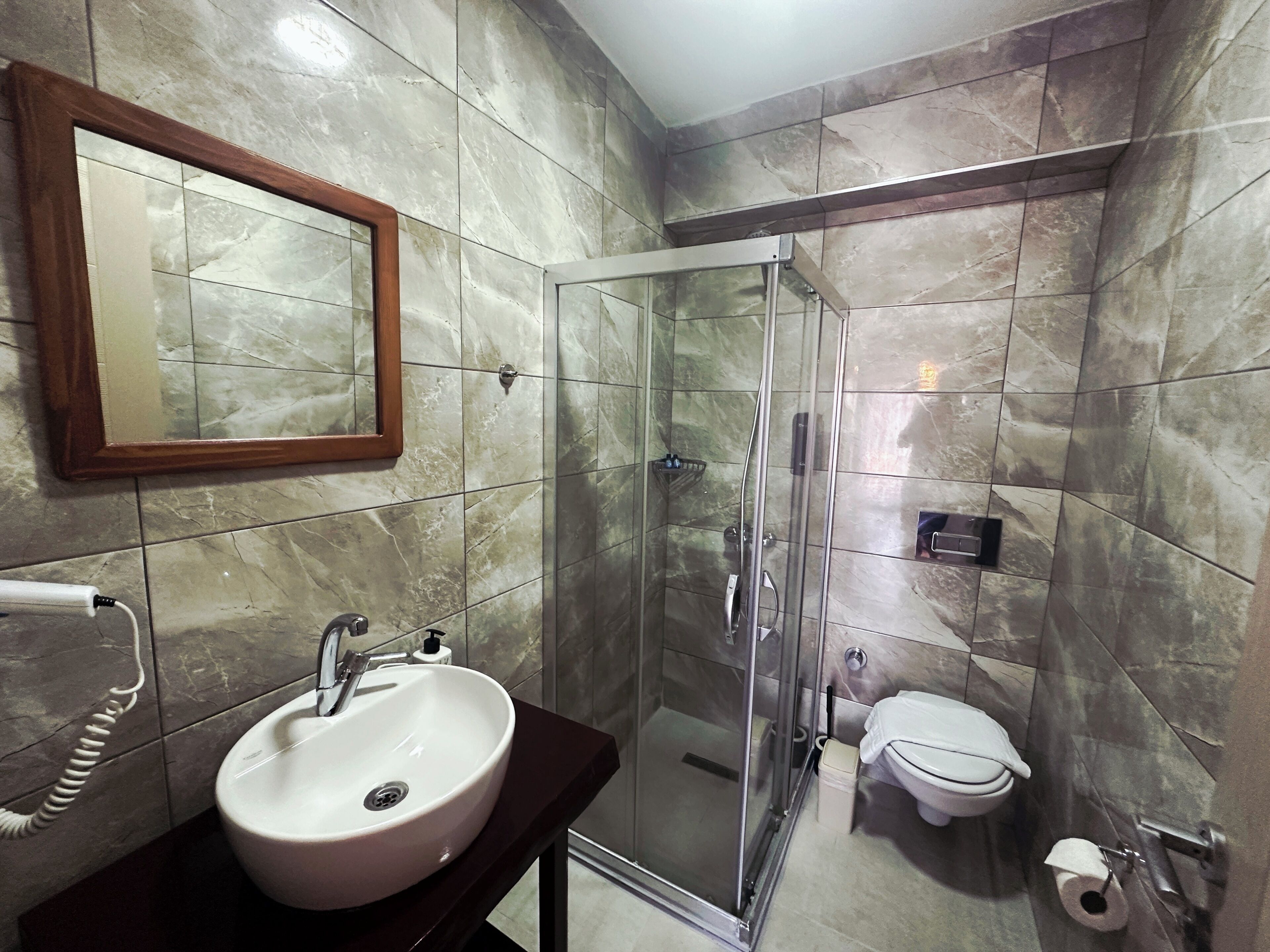 Phòng cơ bản, quang cảnh vườn | Phòng tắm | Buồng tắm vòi sen, máy sấy tóc, khăn tắm, xà phòng 