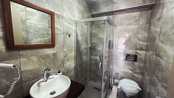 Phòng cơ bản, quang cảnh vườn | Phòng tắm | Buồng tắm vòi sen, máy sấy tóc, khăn tắm, xà phòng