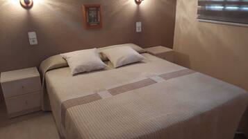 1 slaapkamer, een strijkplank/strijkijzer