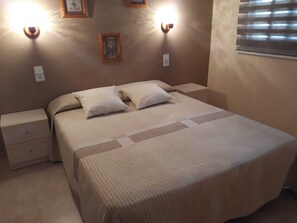 1 slaapkamer, een strijkplank/strijkijzer