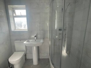 Serviettes fournies, savon, papier toilette