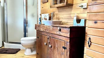 Douche, séchoir à cheveux, serviettes fournies, savon