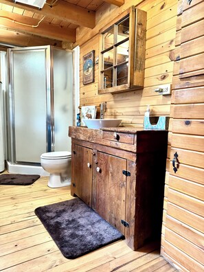 Douche, sèche-cheveux, serviettes fournies, savon