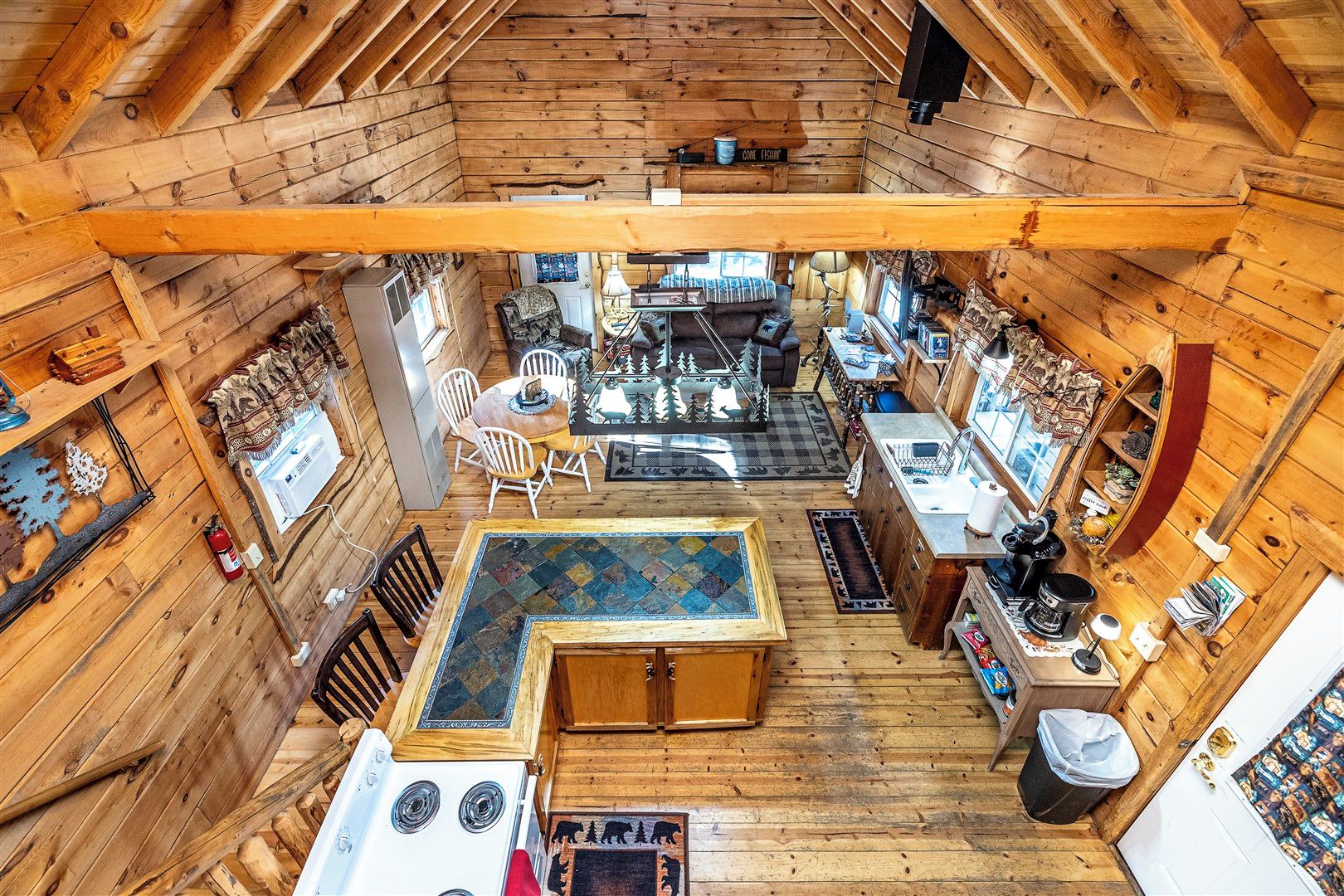 L’intérieur d’une cabane comprend un coin repas, une cuisine et un espace en mezzanine.